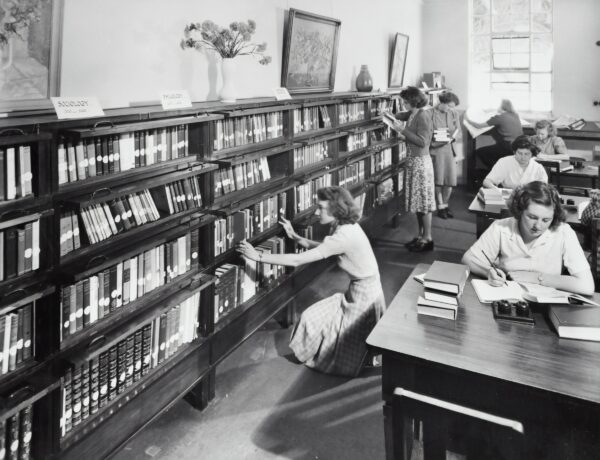 un gruppo di donne studia in biblioteca