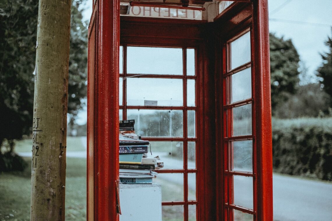 una cabina telefonica senza telefono: all'interno c'è una pila di libri su una colonna