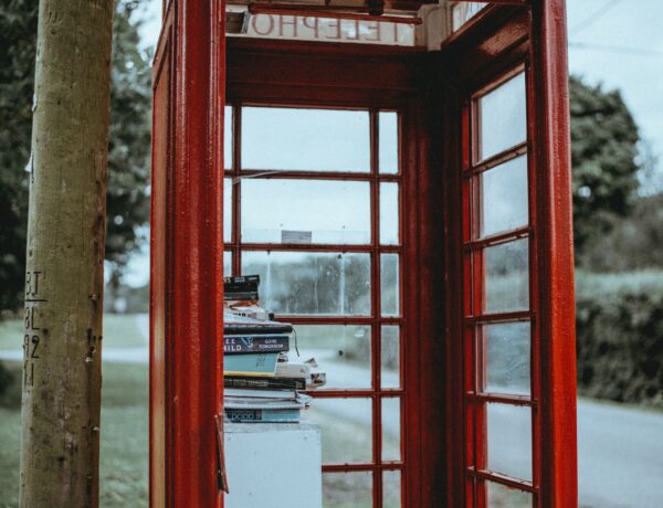 una cabina telefonica senza telefono: all'interno c'è una pila di libri su una colonna