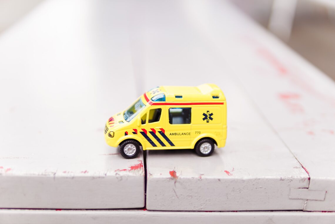 un'ambulanza giocattolo
