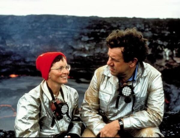 la coppia di vulcanologi Maurice e Katia Krafft in una spedizione su un vulcano
