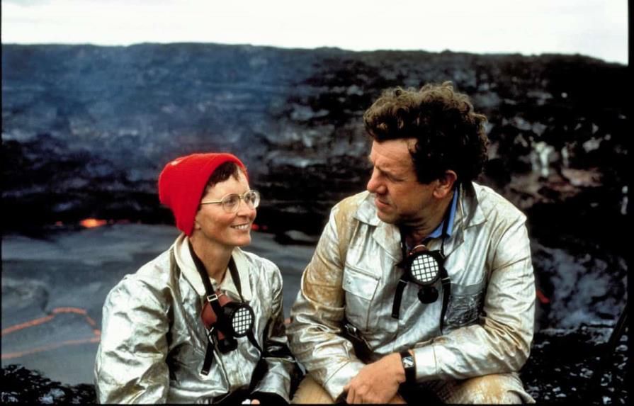 la coppia di vulcanologi Maurice e Katia Krafft in una spedizione su un vulcano