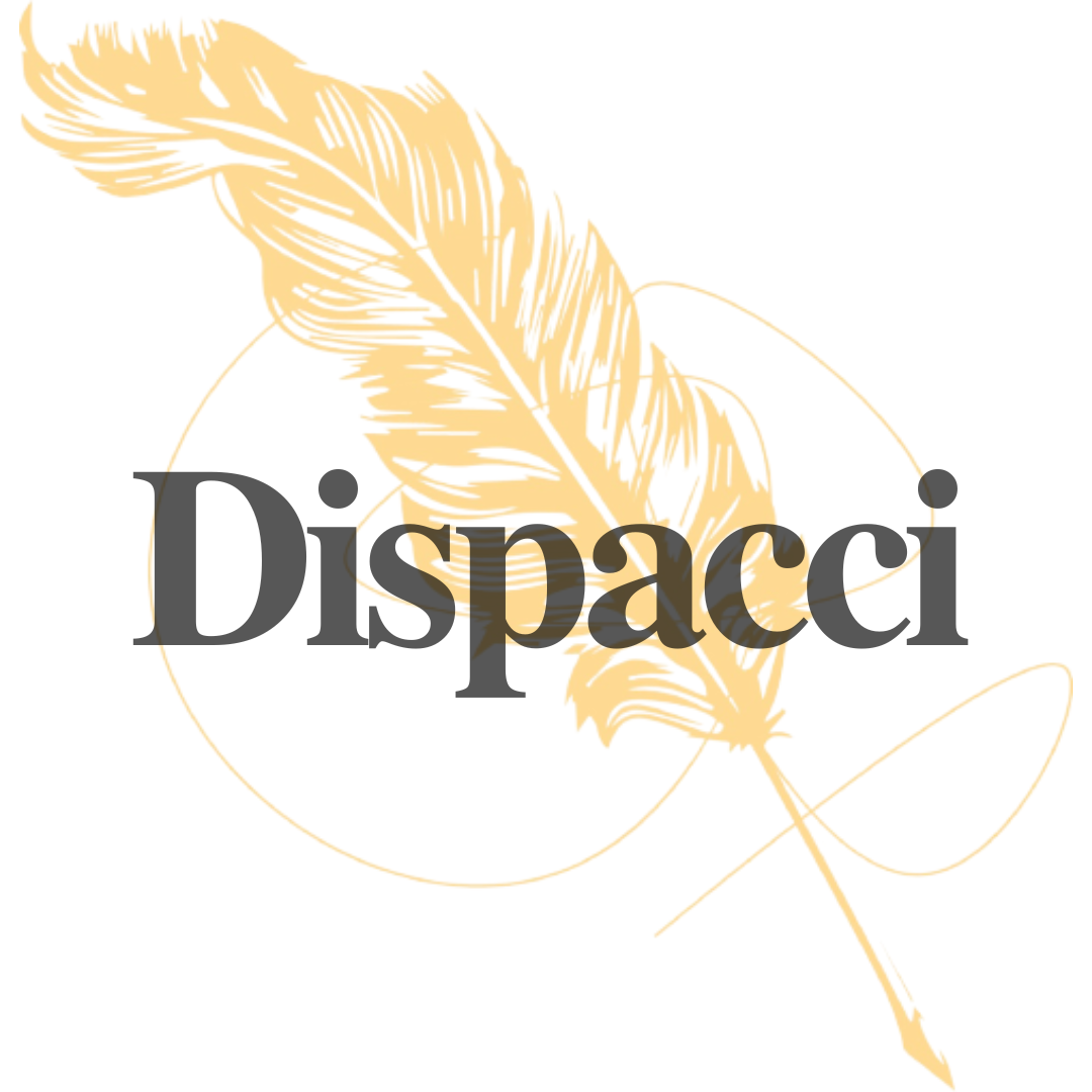 il logo di Dispacci, newsletter di Samantha Colombo: la scritta Dispacci è in primo piano, appoggiata su una penna d'oca