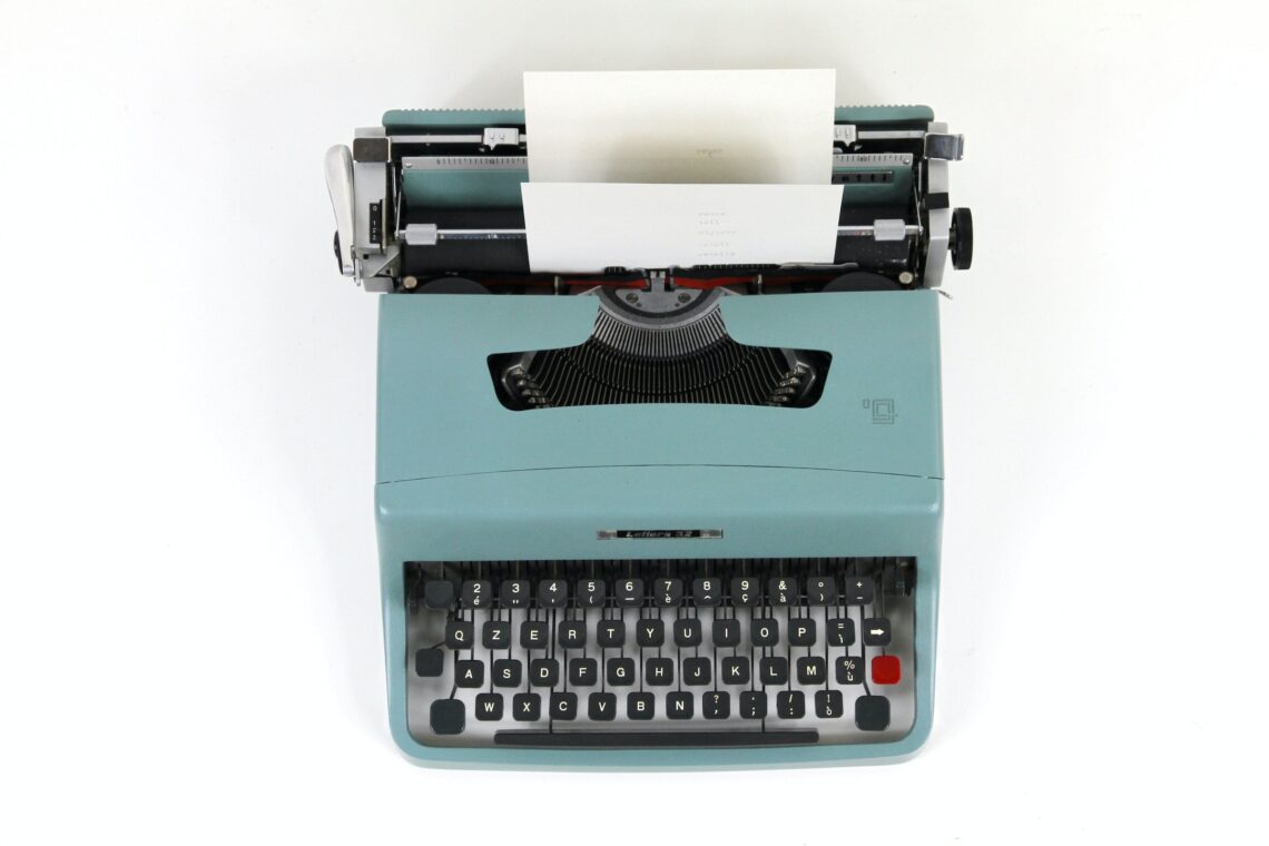 una macchina da scrivere Olivetti con un foglio infilato dentro